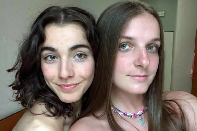 Falciate per strada: le amiche 21enni stavano andando alla festa del paese