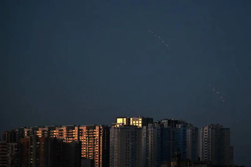 Raid notturni sull'Ucraina. Allarme per l'aereo spia russo sul Baltico | Diretta