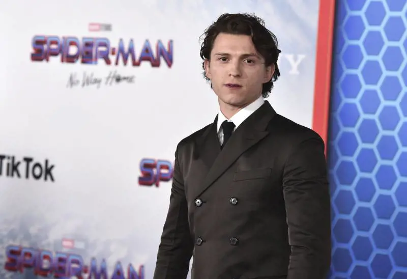 Incidente sul set di Spiderman, Tom Holland finisce in ospedale: cosa è successo
