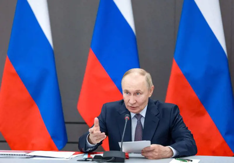 Putin: "Possiamo rispondere a qualsiasi minaccia". Tusk: "Abbatteremo velivoli che violano i confini" | Diretta