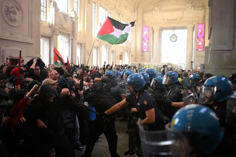 Scontri a Milano al corteo pro-Pal: cinque arrestati, di cui due minorenni
