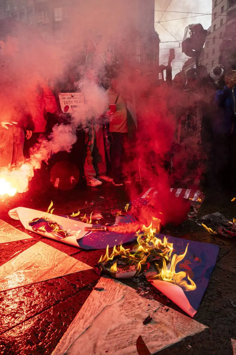 Quel delirio ideologico che asseconda la rivolta: "Capitalismo genocida"