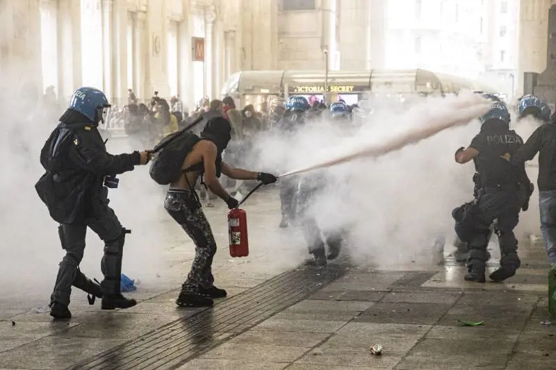 Milano, assalto nel nome di Gaza. Ore di guerriglia in Centrale