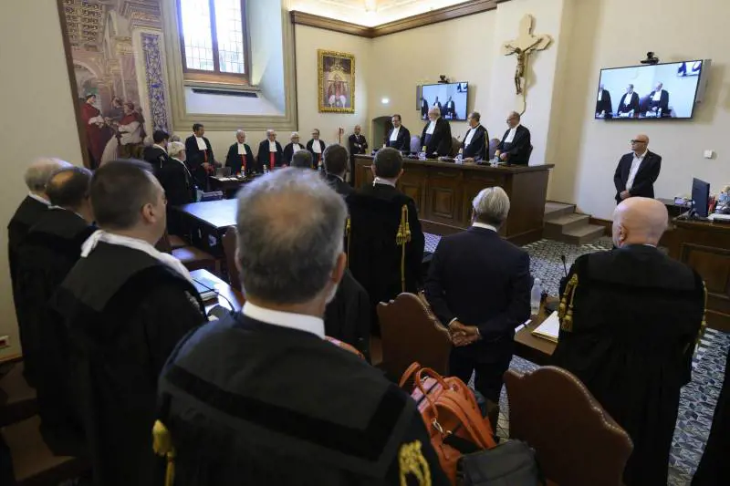 Le chat segrete sul caso Becciu, tre imputati ricusano il pm Diddi