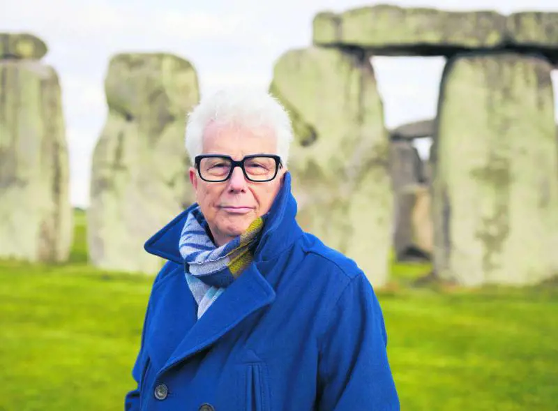 Ken Follett a spasso con i nostri avi per scoprire i misteri di Stonehenge
