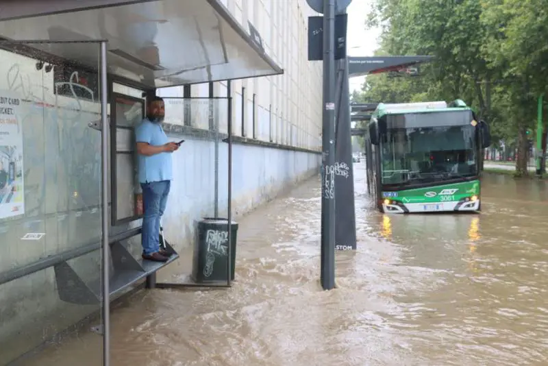 Esonda il Seveso. Strade come torrenti la città va sott'acqua