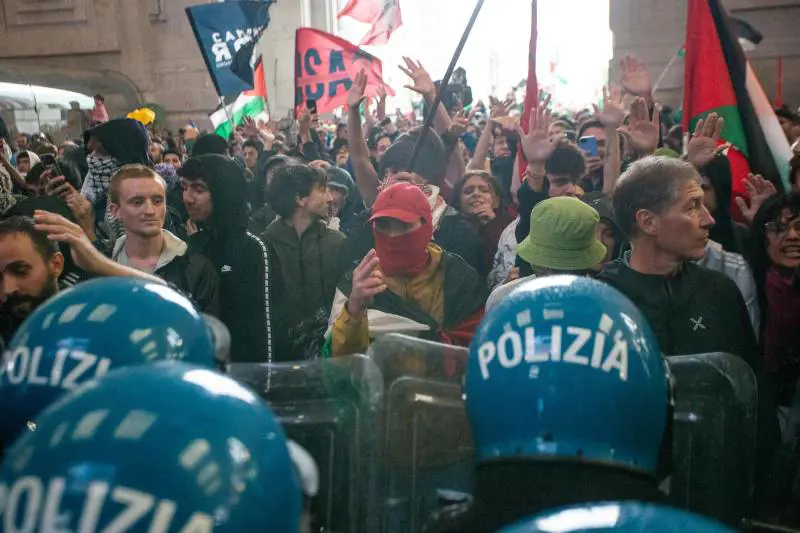 Collettivi, antagonisti e maranza: la galassia pro Pal che ha assaltato la stazione di Milano
