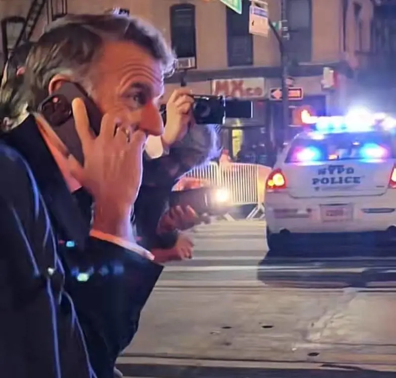 Macron bloccato nel traffico. "Ehi Donald, liberi la strada?"