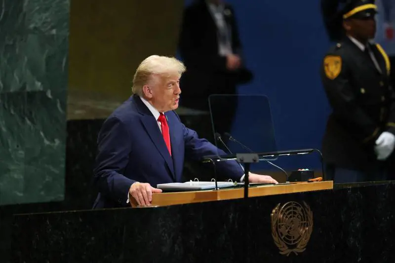Trump al Palazzo di Vetro: "Ue imbarazzante, non compri petrolio russo. L'Onu incoraggia l'immigrazione illegale"