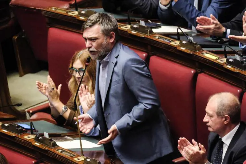 Bagarre alla Camera durante il ricordo di Charlie Kirk. Scontro tra Fdi e M5S