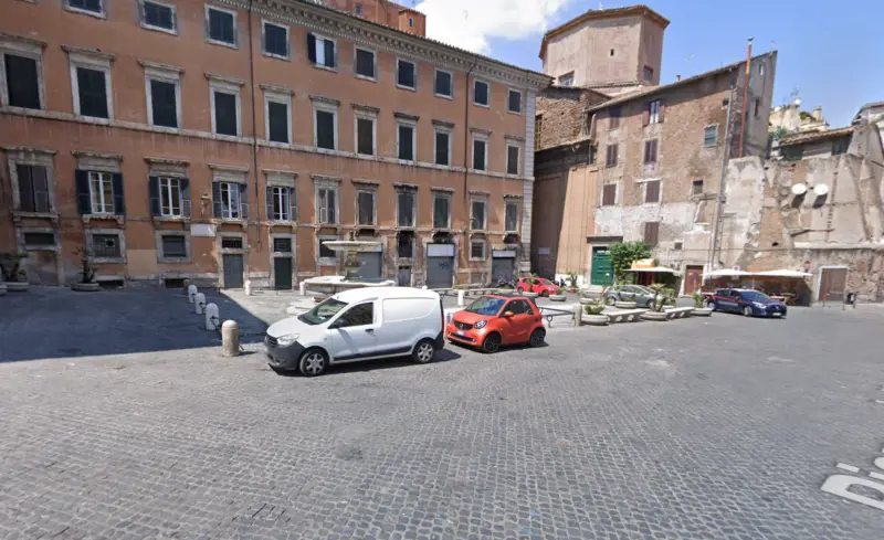 "C'è uno straniero con un coltello al Ghetto". L'allarme a Roma