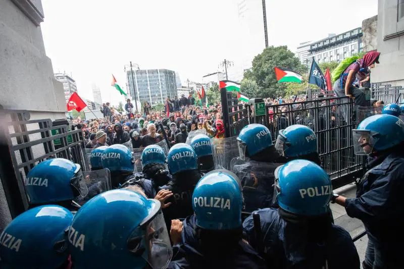 Milano, l'analisi dei filmati per scovare tutti i devastatori