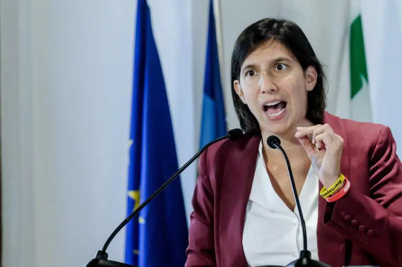 L'opposizione in soccorso dei violenti pro Pal. Schlein: "Sbagliato criminalizzare i cortei"