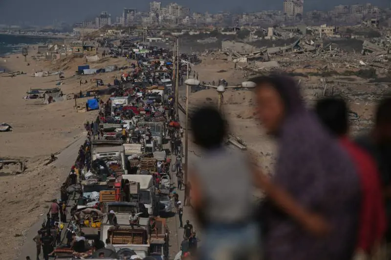 Gaza City, i tank a tre chilometri dal cuore della città