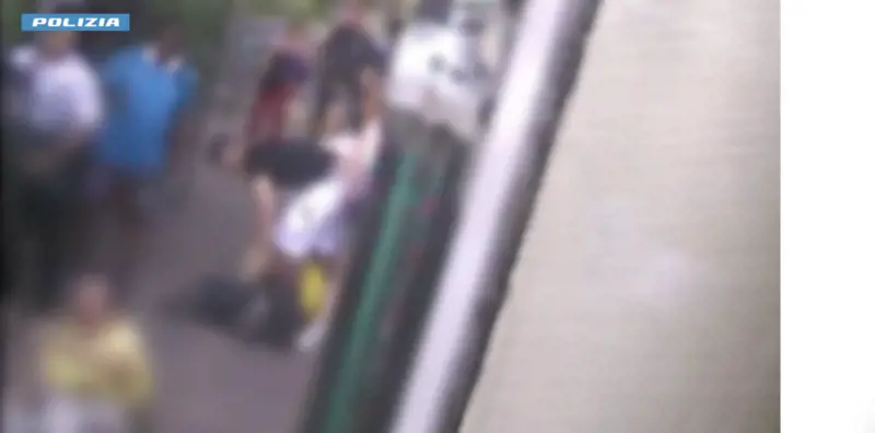 "Zio, dammi la mano", poi i calci e i pugni. Fermati due marocchini per l'agguato a un ipovedente