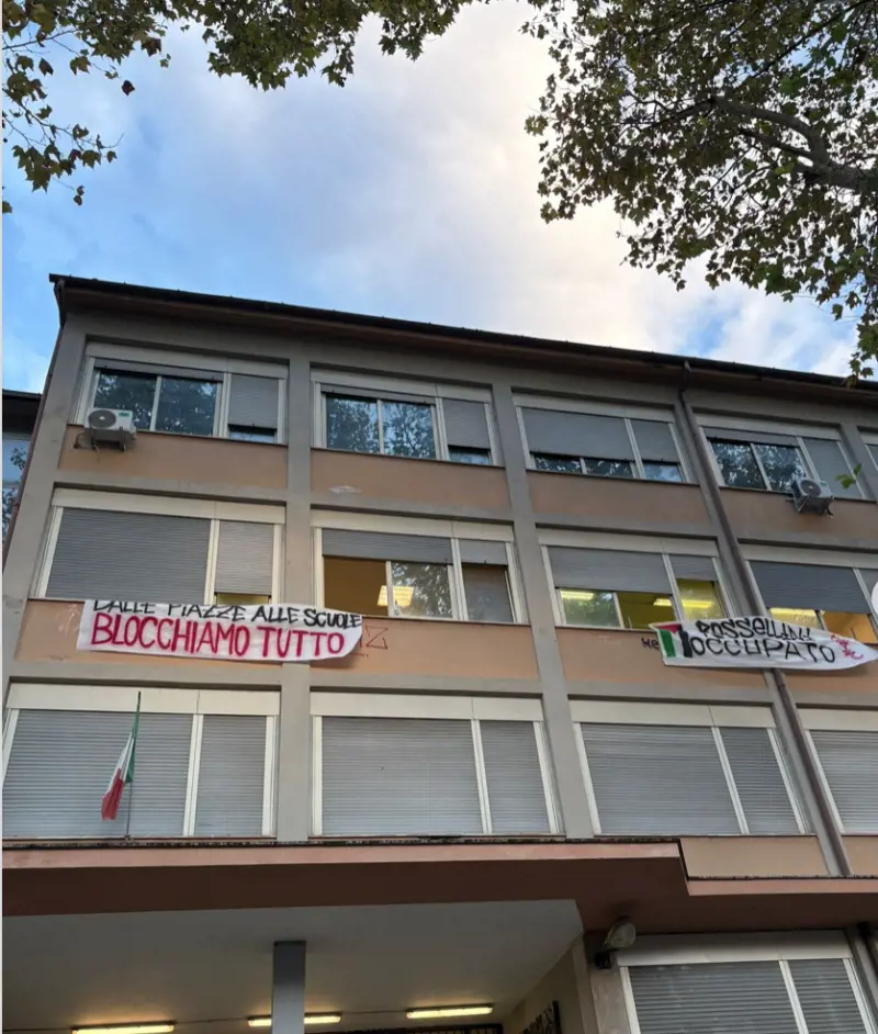 "Blocchiamo tutto per la Flotilla". Prima occupazione dell'anno in un liceo di Roma