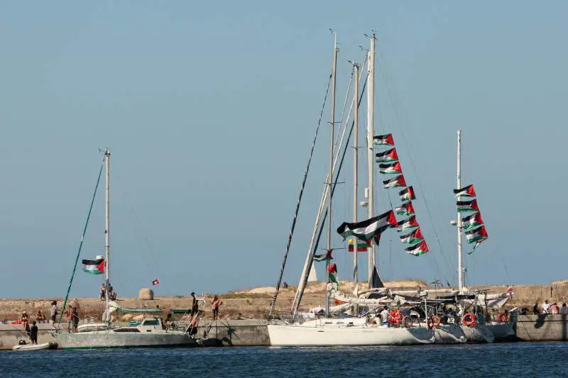 Flotilla, Crosetto invia un'altra nave: "Ma non possiamo garantirli in acque israeliane"