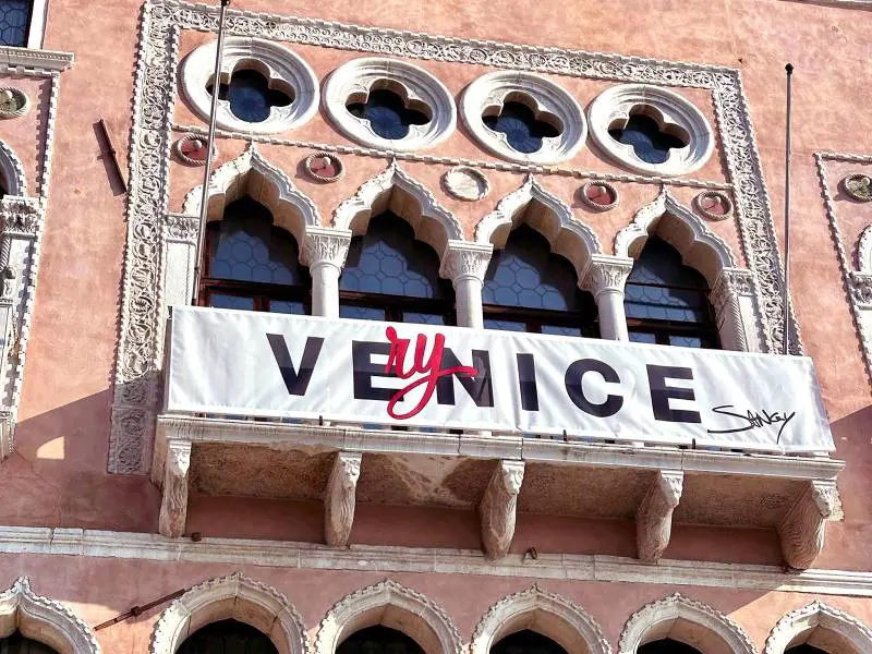 VEryNICE di Sangy: l’installazione sul Canal Grande è l’opera d’arte contemporanea più vista