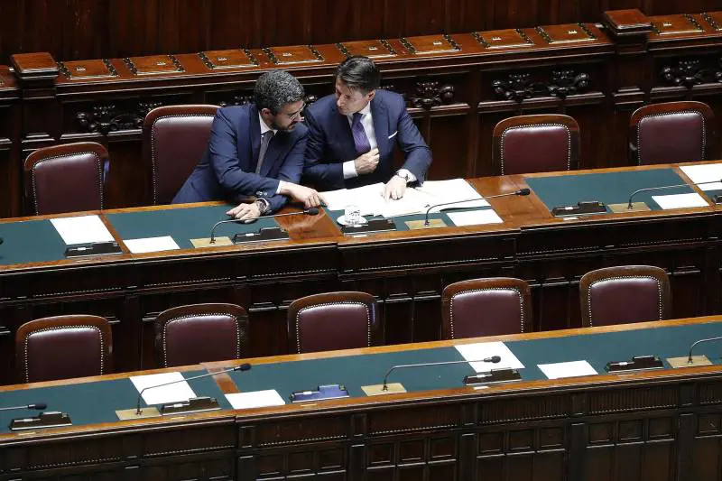 Covid, Fraccaro salva Conte sulle mascherine farlocche. "Sapevo ma non gli dissi nulla"