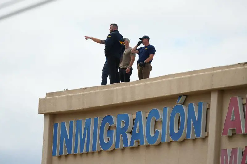 Spari e vittime al centro migranti. Sulle pallottole i messaggi del killer