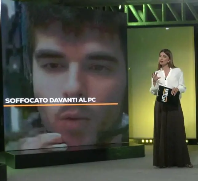 Dal content creator al “puppy player”: cos’è successo al ragazzo morto davanti al computer?