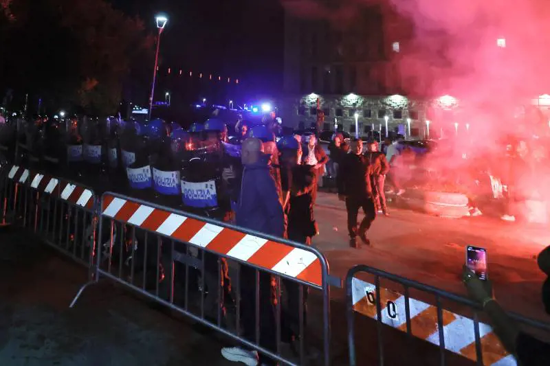Vernice rossa contro la polizia alla Farnesina: nuova provocazione dei pro Pal a Roma