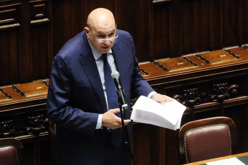 Crosetto condanna l'attacco con droni. Fazzolari: non serve forzare il blocco navale