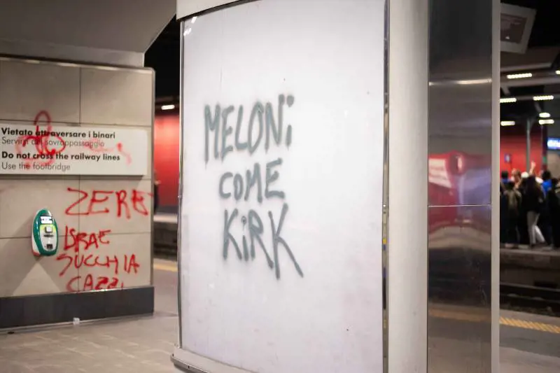 Spunta la scritta "Meloni come Kirk". Salvini assediato dai pro Pal