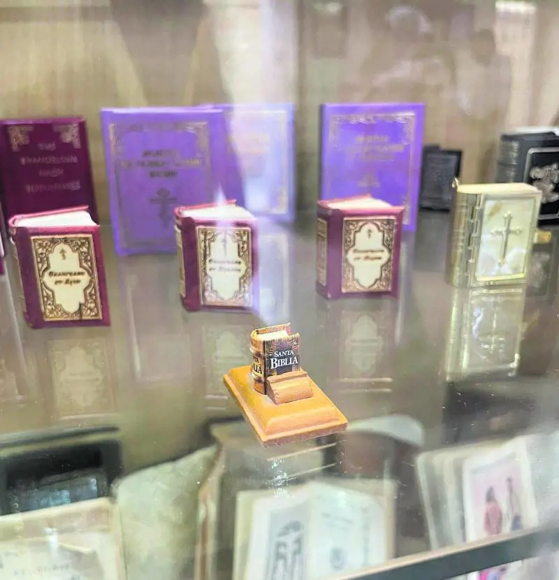 Nell'incredibile museo di Zarifa Salakhova: la regina azera dei libri miniaturizzati