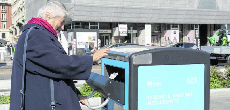 Amsa, 60 cestoni intelligenti: compattano grazie al sole