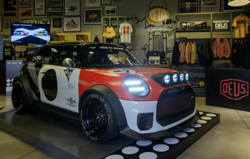 MINI John Cooper Works x Deus Ex Machina: quando velocità e creatività corrono insieme