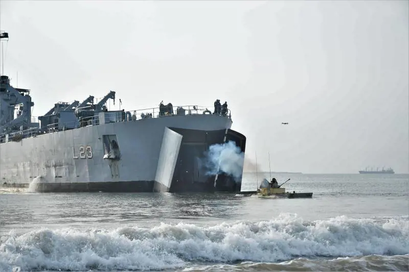 Navi da guerra in azione: la strana esercitazione militare anfibia nell'Oceano Indiano