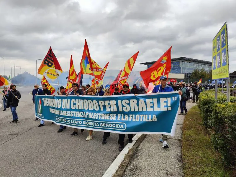 "Intifada pure qui". I pro Pal portano l'odio allo sciopero a Malpensa