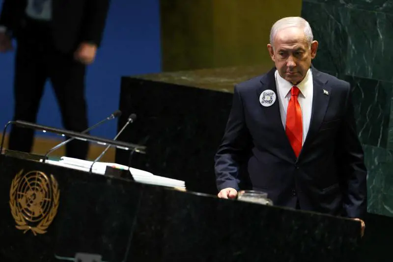 Netanyahu e il QR Code sulla giacca: ecco cosa rivela. Attenzione: immagini forti