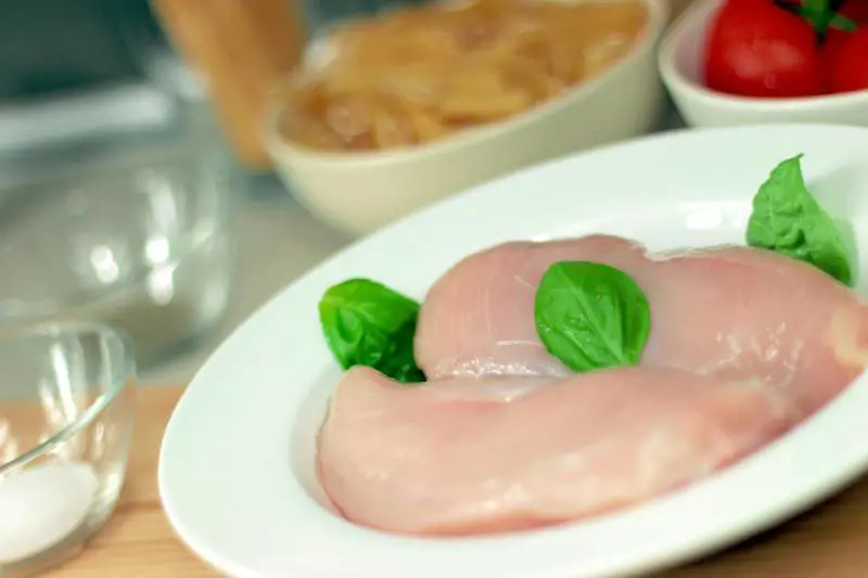 Pollo crudo, i rischi per la salute e come capire se è cotto bene