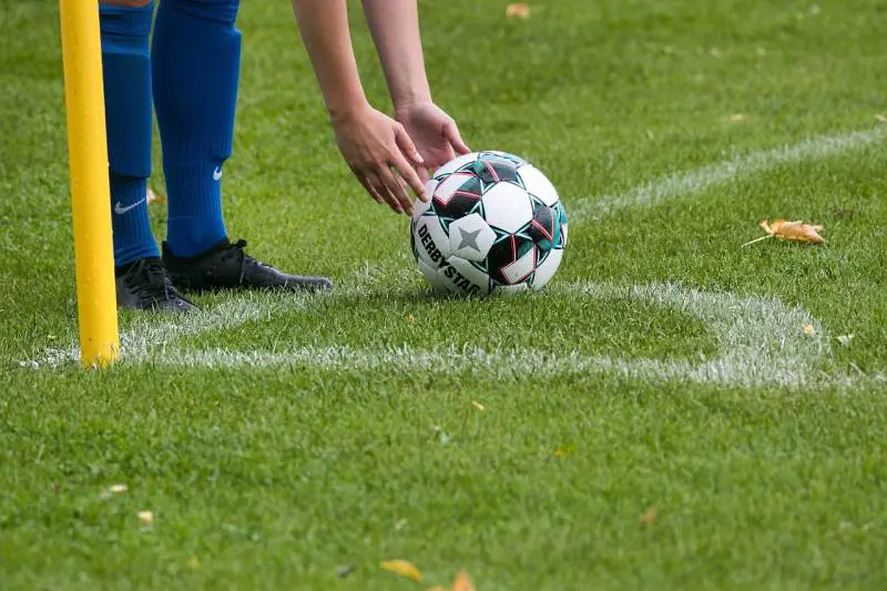 Vietato dire "forza ragazzi". La follia woke colpisce pure il calcio