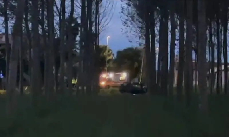 Treviso, non si ferma all'alt dei carabinieri, scappa e va fuori strada: un morto e un ferito