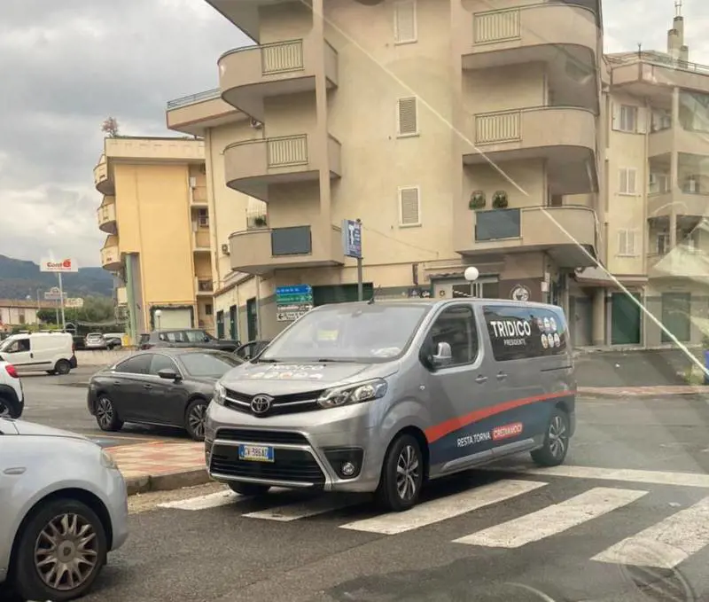 Il van contromano (e sulle strisce) e le gaffes in tv. Tridico sempre più in affanno