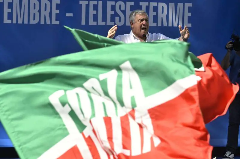Manifestanti Pro-Pal irrompono alla festa di Forza Italia