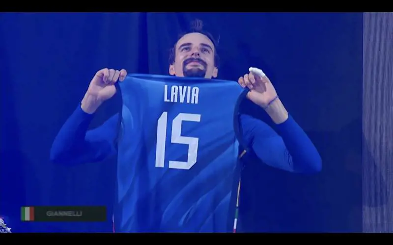 La maglia di Lavia e il bacio al cielo, cosa c'è dietro il gesto durante la premiazione dell'Italvolley