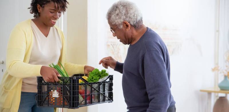 Anziano con caregiver