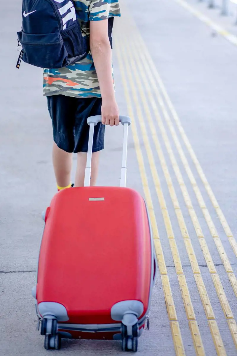 In questa città europea sono vietati i trolley: cosa c'è da sapere se stai per partire