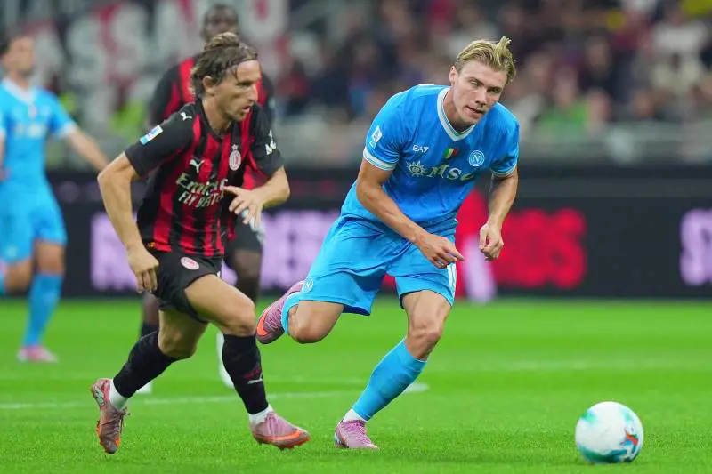 Il Milan in 10 resiste alla rimonta del Napoli e vince 2-1 grazie ad un grande Pulisic