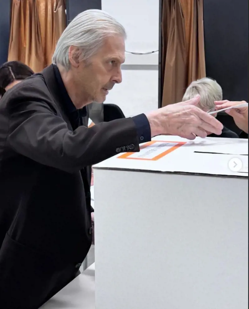 Vittorio Sgarbi torna in pubblico e vota nelle Marche: "Più marchigiano di un marchigiano"