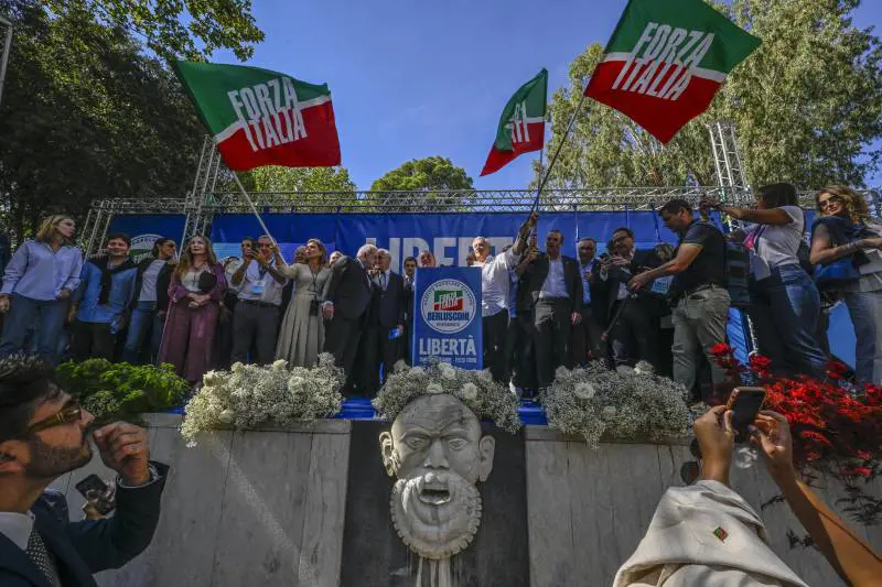 Azzurri in festa nel solco di Berlusconi e Reagan. Nasce il nuovo Manifesto