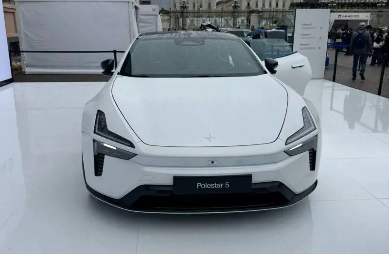 Polestar 5 debutta a Torino: la nuova Grand Tourer elettrica che segna il futuro del brand