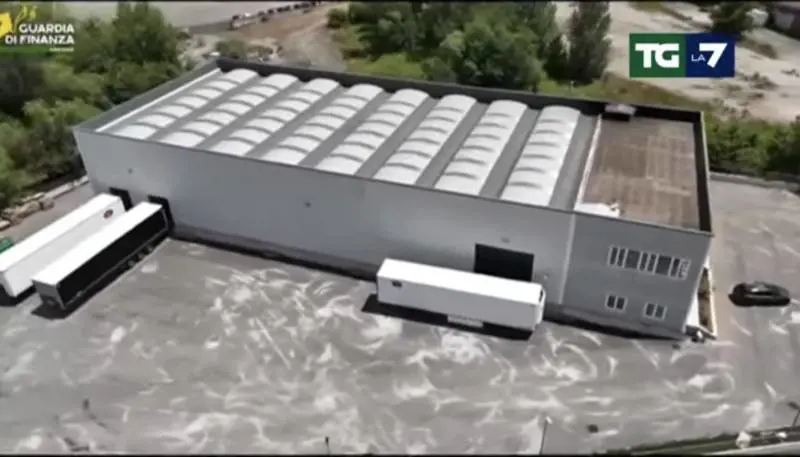 Trovata in un bunker a Cassino la più grande fabbrica di sigarette contraffate: evasi 600milioni di euro