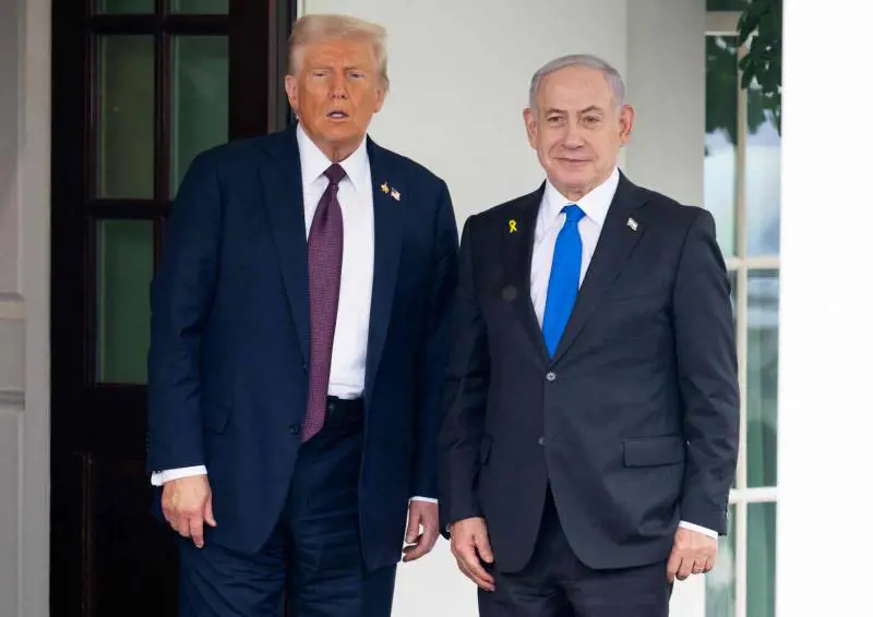 Trump accoglie Netanyahu: "Troveremo un accordo". A fuoco un suv del Secret Service fuori dalla Casa Bianca
