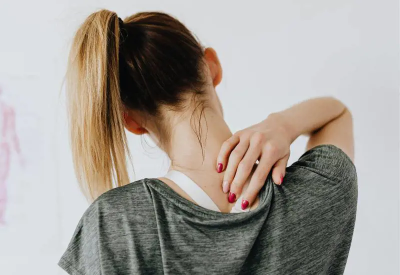 Cervicale, tutti i sintomi e come curarla efficacemente
