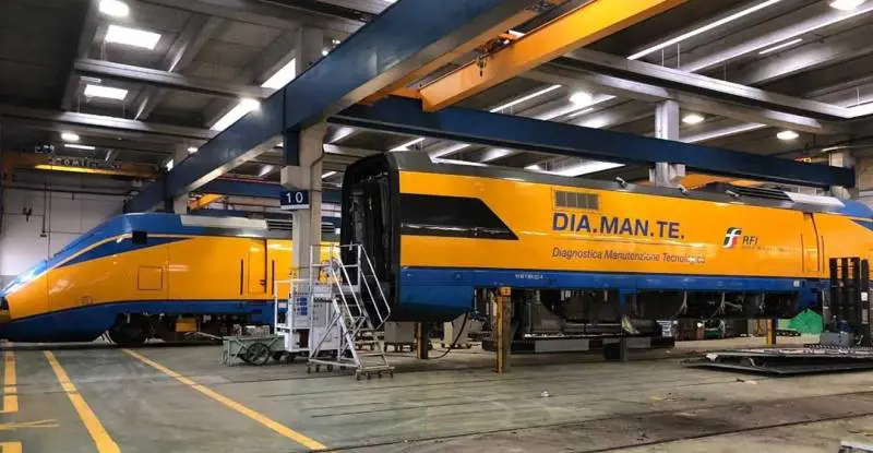 Un Diamante corre sui binari per la manutenzione della ferrovia